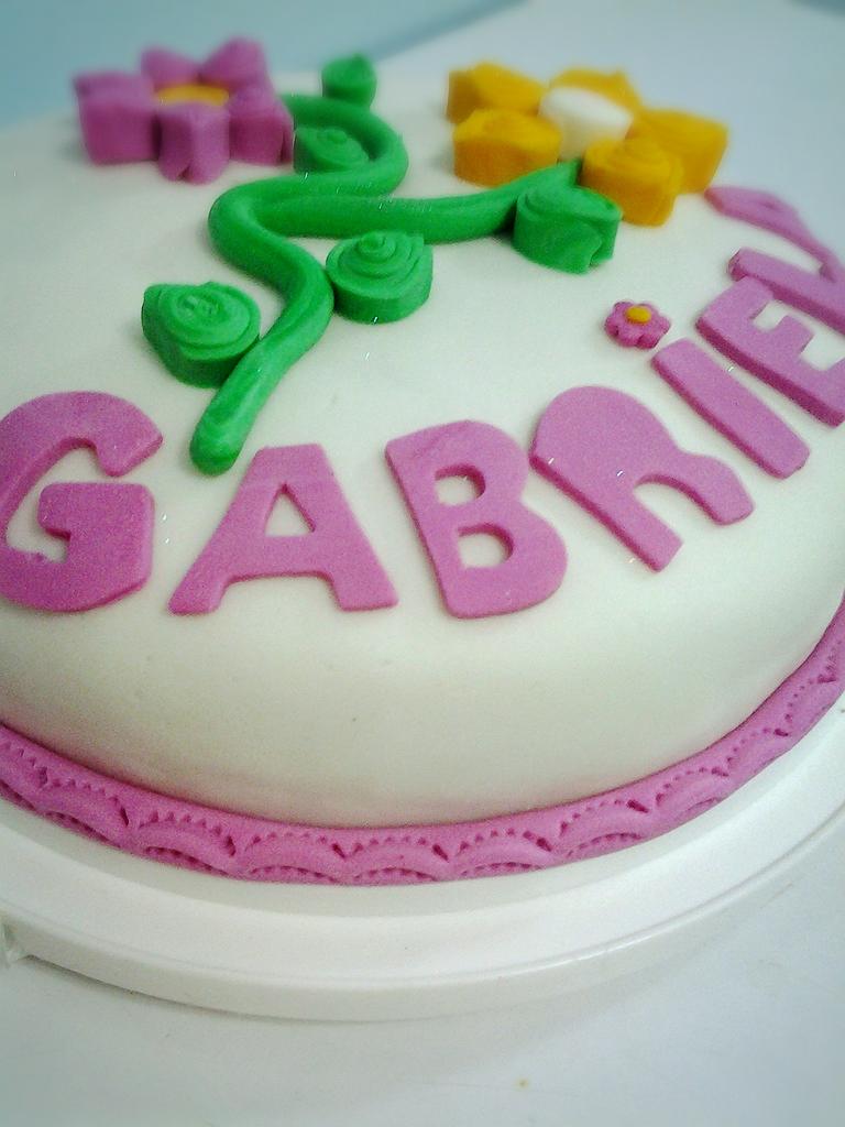 amomidulce's tweet photo. Torta rellena de arequipe y cubierta con fondant. Disfrutenla!! http://t.co/3bc5Ch8Fsi