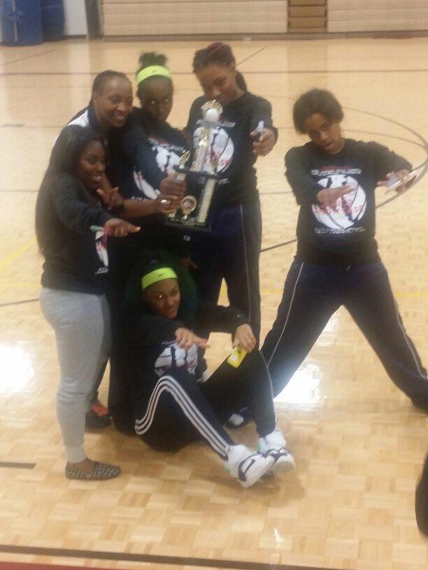 MissyTakenOva's tweet photo. Senior All Start game 👏 #Sothside #wewon http://t.co/dOekctSNlU
