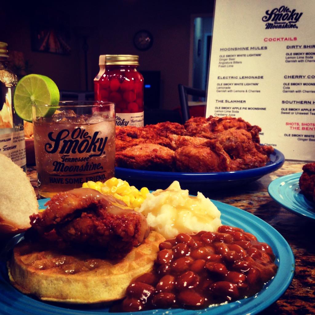 tipsydiaries's tweet photo. doin it right #CMAAwards w @OleSmoky #moonshinestories @DierksBentley #TipsyInLA #westcoast #moonshine #TipsyNights http://t.co/6lHcE4ddYF