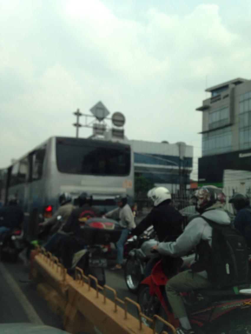 Boleh ya motor di jalur busway? <a href="/TMCPoldaMetro/">TMC Polda Metro Jaya</a>