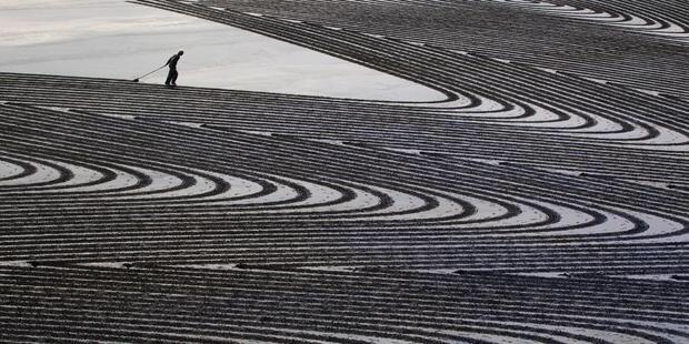 LocalAuckland's tweet photo. '@nzherald: Simon Beck spent hours creating a sandy masterpiece on Auckland's west coast http://t.co/Xv7XkAIl2E' Wow! http://t.co/4VTwx31QTH