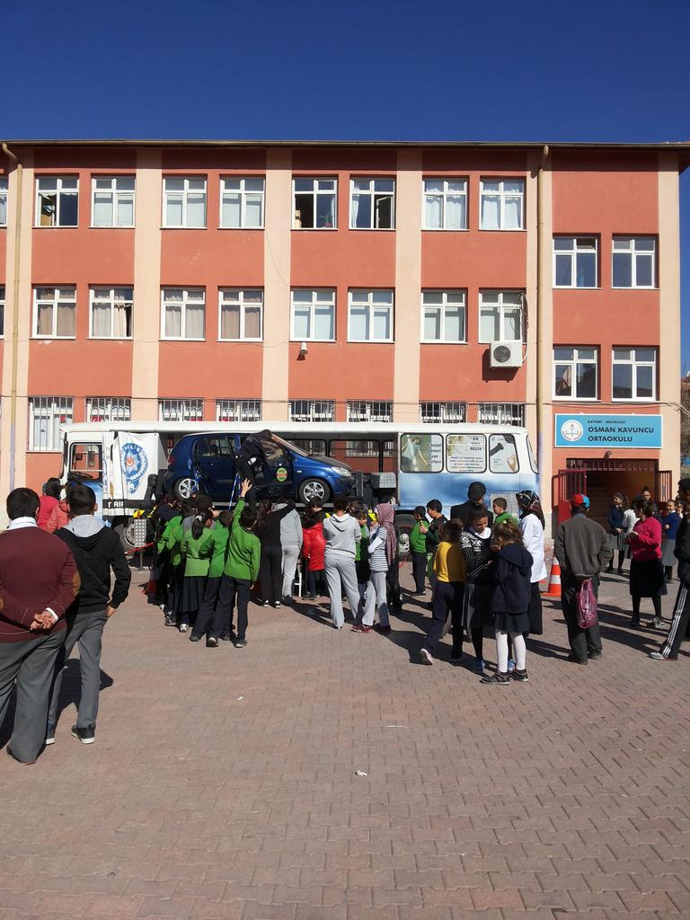 KayseriTrfDnt's tweet photo. 06 KASIM 2014 günü Emniyet Kemeri Simülasyon Aracımız Osman Kavuncu Ortaokulunda faaliyet göstermektedir. http://t.co/ORD88FRtzh