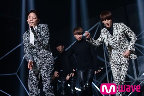 OfficialMwave's tweet photo. [Photo] #ZhouMi and #fx′s #Amber Control the Crowd at #MCOUNTDOWN http://t.co/4svO1LpbPZ @llama_ajol @zhoumi_419 http://t.co/BZfAej0vRT