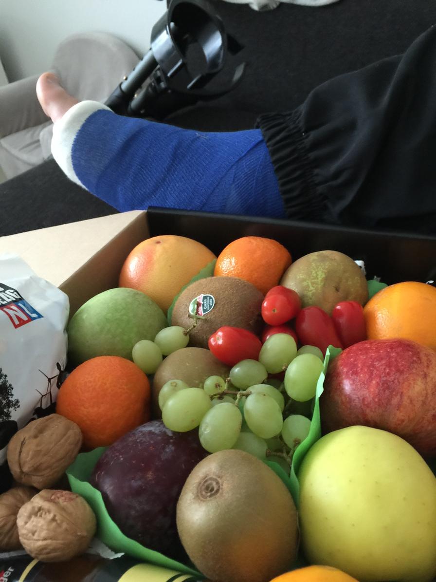 Weer thuis kreeg Sander fruitmand van 't werk. Lekker hoor!