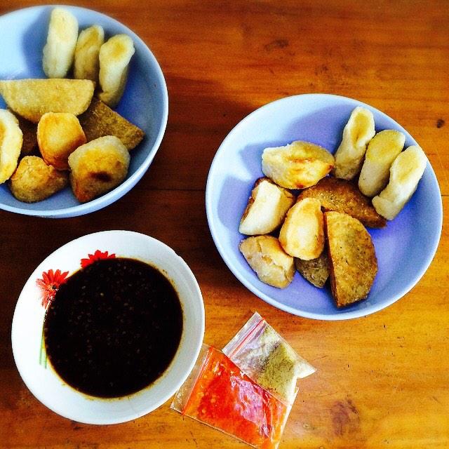 PerempuanThicka's tweet photo. Laper. :( RT @pempek_mini: Pempek mini 1pack isi 20pc 80rb sudah +cuko+sambal+ebi. Gurih - gurih nagih! http://t.co/E4nRAgreWS"
