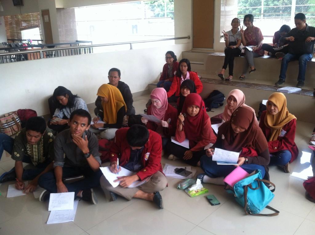 Sema_Produksi's tweet photo. Suasana study club para awak bajak laut. Semangaaaat! Salam bajak laut http://t.co/kgTKS6KDx7