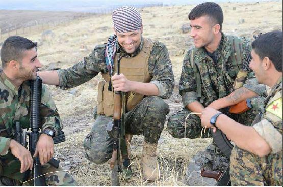 detikcom's tweet photo. Orang-orang ini meninggalkan keluarga dan orang kesayangannya demi berperang melawan ISIS  http://t.co/88rWTYb6ow http://t.co/sLeG6OLigP