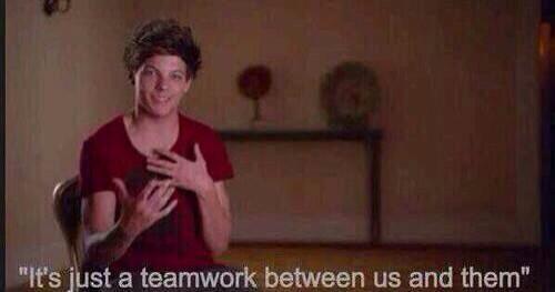 1D_flashback's tweet image. "5SOS are helping Directioners with #EMABiggestFans1D" 

"Directioners helping 5SOS with #vote5sos"