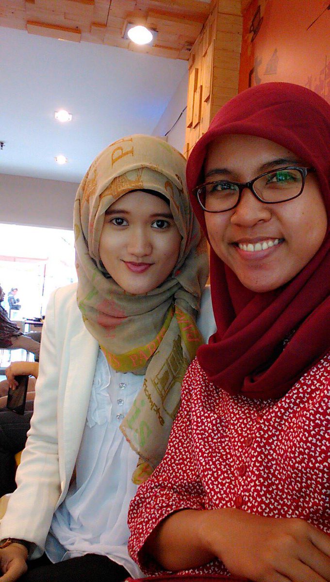 roroseptiani's tweet photo. lelahnya hari ini with @enyeeyaenyee semangat http://t.co/suZcKi3HUL