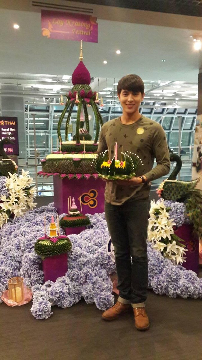 ThaiAirways's tweet photo. Thank you Khun @jirayu_jj for celebrating Loy Krathong Festival with us at THAI’s Royal Silk Lounge.#ThaiAirways http://t.co/gTv7sXo85J