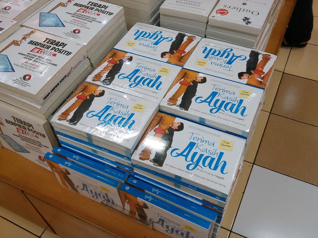 TerimakasihAyah's tweet photo. Halo Bandung! Serbu yuk > RT @GramediaMerdeka: Buku @TerimakasihAyah , sudah restock, silahkan diserbuuu ! http://t.co/hOr5v1bTt4
