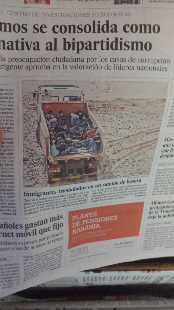 HeliosGC's tweet photo. ¿El protocolo de Ébola en Canarias es transportar a los inmigrantes en un camión de basura? Que vergüenza... http://t.co/FLXeed8hiw