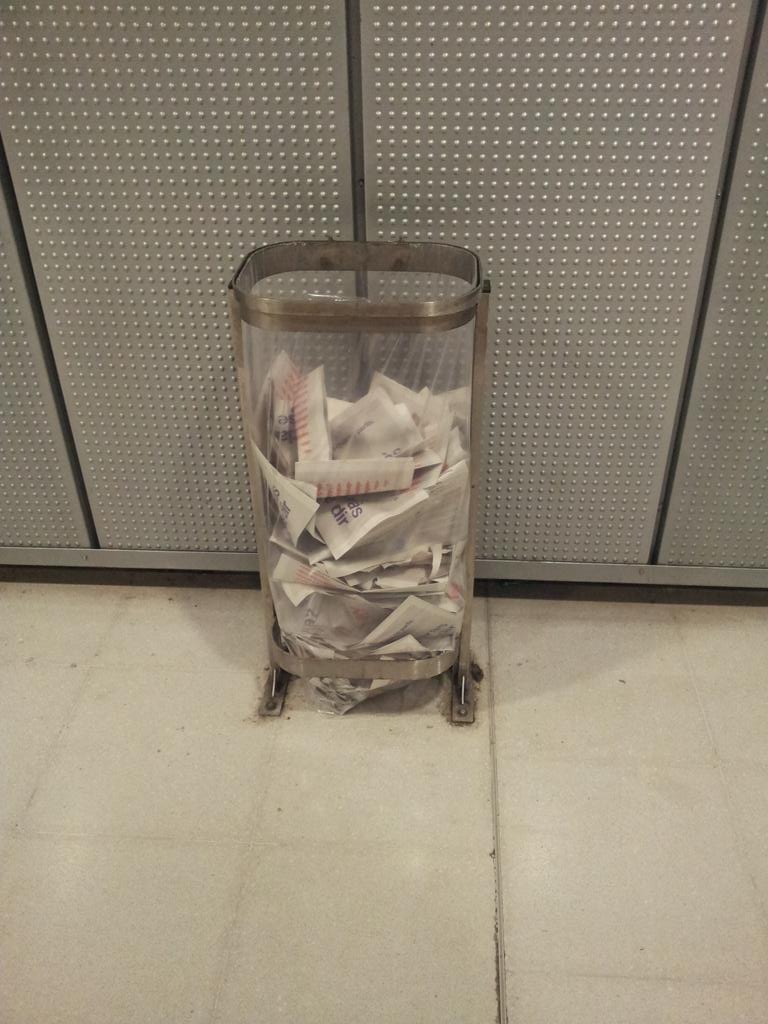 Laura91_RM's tweet image. Empapelar ciudades, llamadas, cartas, periódicos... Qué presupuesto para el #9No! La propaganda dañina a la basura!