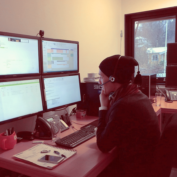 Videvox's tweet photo. Kyligt på Videvox Helpdesk idag! Tur att mössan och våra trevliga kunder håller Måns varm.  #winteriscoming http://t.co/jXpI344JTL