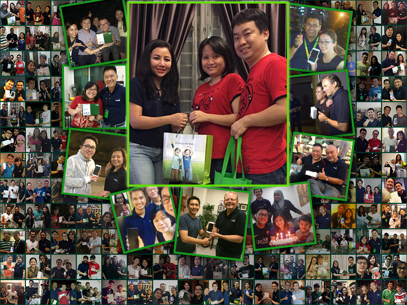 Maxis's tweet photo. Meet d happy customers who got their iPhone 6 via #MaxisMidnightExpress! They wr among the 1st in Msia to receive it. http://t.co/HxBkJbbX00