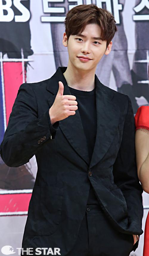 TheDramaKorea's tweet photo. Lee Jong Suk di konferensi pers drama SBS "Pinocchio" hari ini (3) http://t.co/ihl71q3rHX