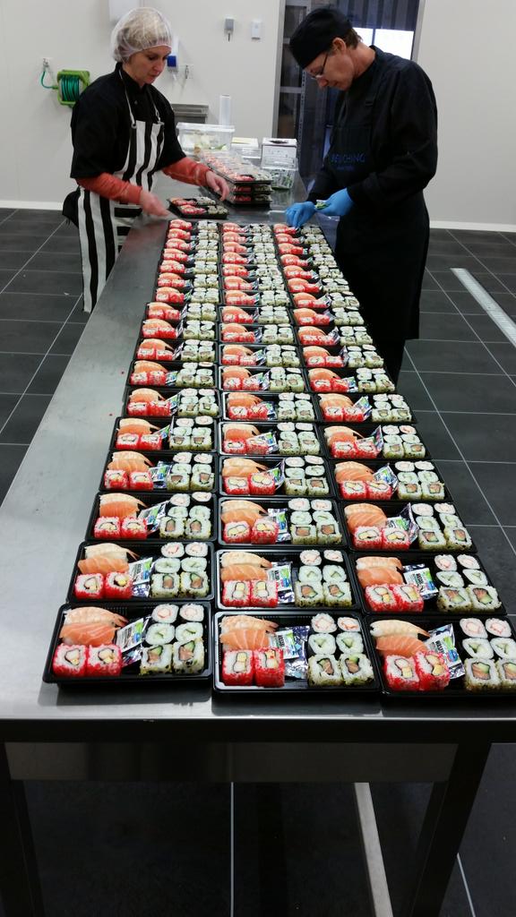 BeijChing's tweet image. Onze sushichefs @work. Deze kleurige assortimenten zijn verkrijgbaar @sligro. Eet smakelijk!