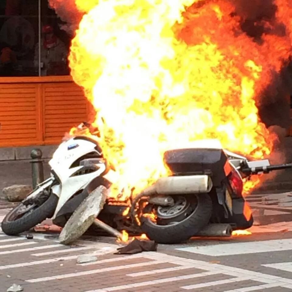 SJDeputter's tweet photo. Van deze foto gaat haar omhoog... Zinloos geweld, politie doet ook alleen maar hun werk. Pure schande! #Betoging6nov http://t.co/fQk7gy202X