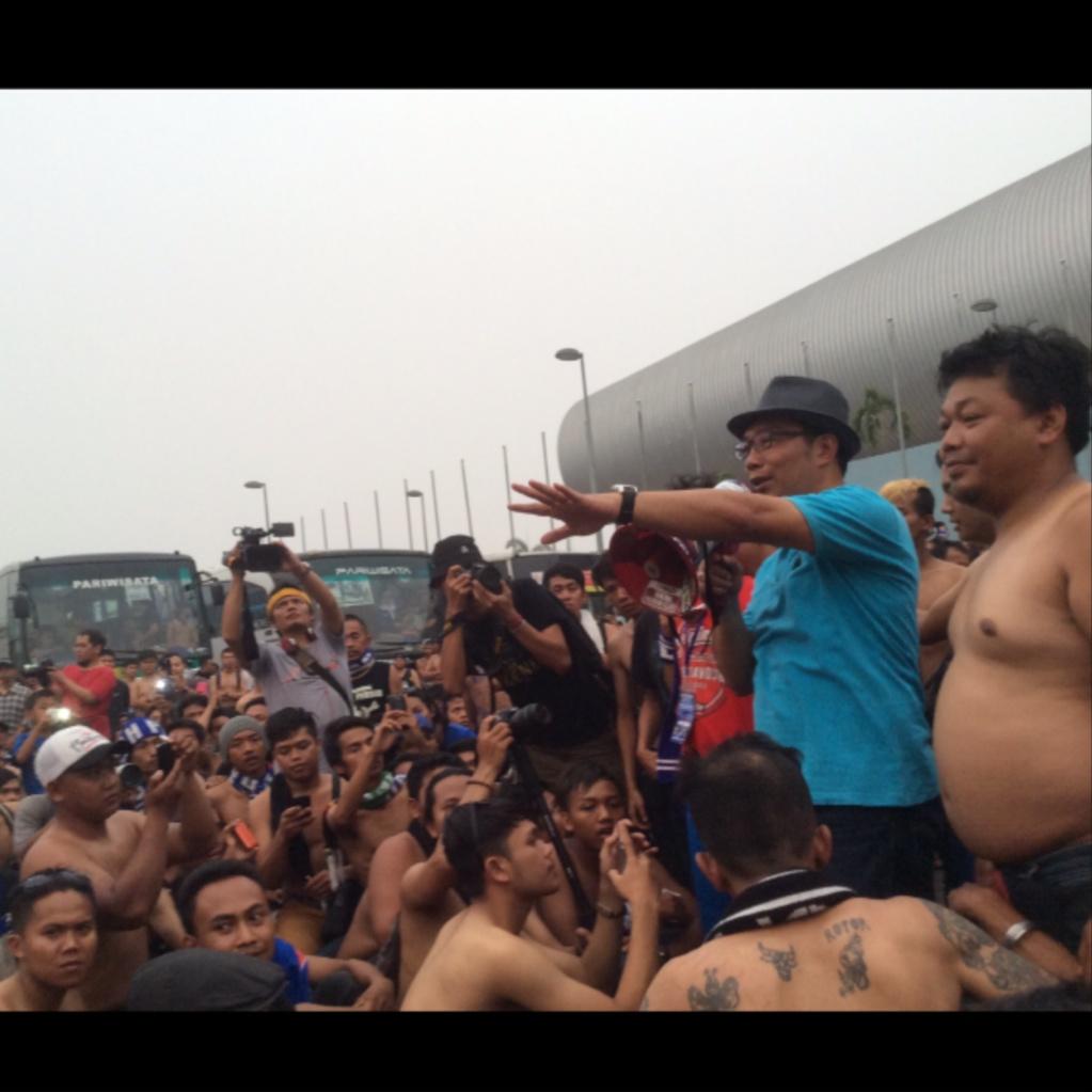 ridwankamil's tweet photo. menenangkan massa bobotoh saat memanas. sesaat sebelum bul....ah sudahlah http://t.co/6zgBo05Tiv