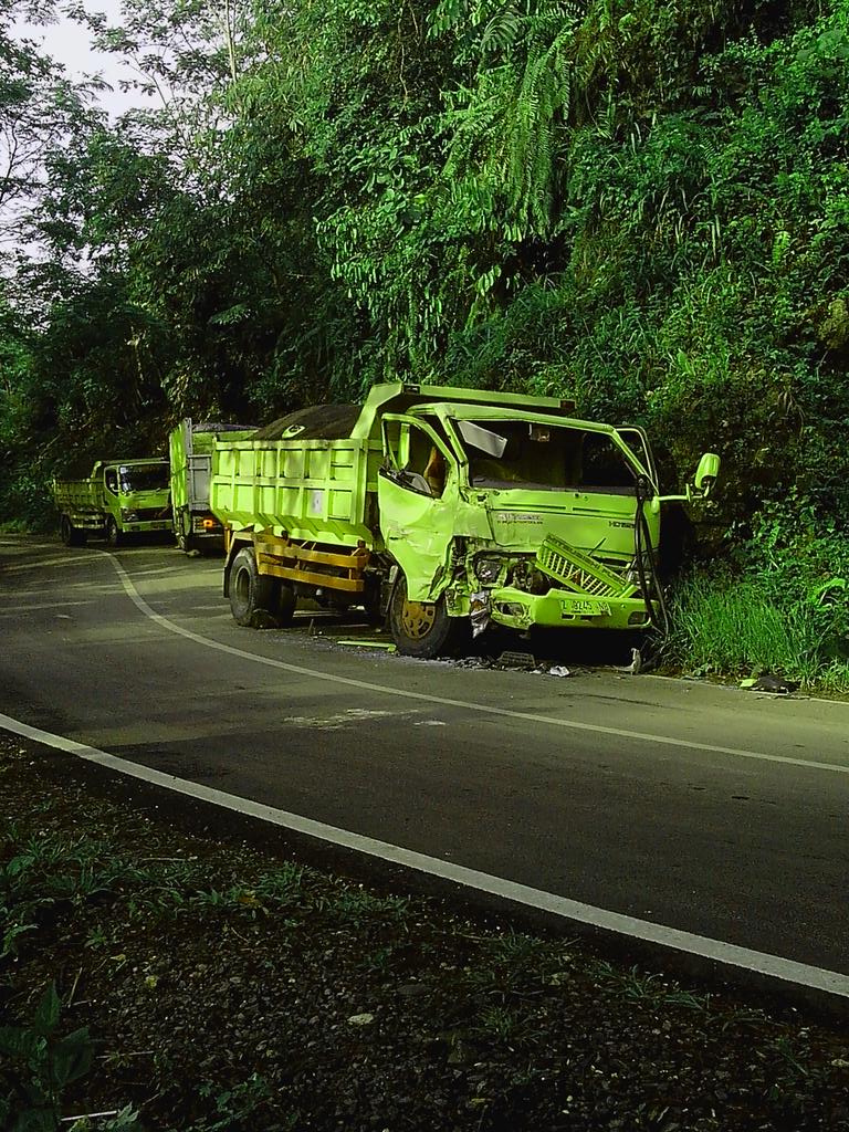 doank_ardy's tweet photo. Terjadi kcelakaan djalan pasir gadung mnuju obyek wsata green canyon antra mbil truk http://t.co/cq2y2rmoXn