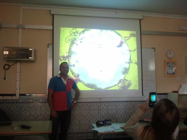 CaroRodriDaza's tweet photo. @jlafuentebresca nos esta explicando su proyecto en clase http://t.co/vmj8x9XRDi