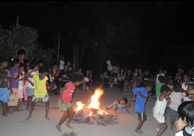 janiandescalzo's tweet photo. Bonfire; the only light during that cold night. ❄️🔥😍 #tbthursday #expo2013 #porac http://t.co/IWora4GYq3