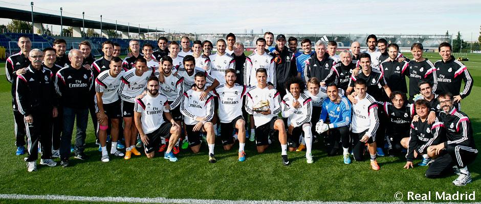 realmadrid's tweet photo. .@Cristiano compartió la Bota de Oro con sus compañeros antes de empezar el entrenamiento, http://t.co/a99YLasLGC http://t.co/mrYSPcj9yl