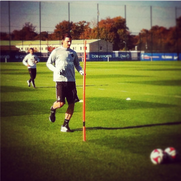 PSG_inside's tweet photo. .@Ibra_official est de retour à l'entraînement ! http://t.co/EcpjqLjxBb