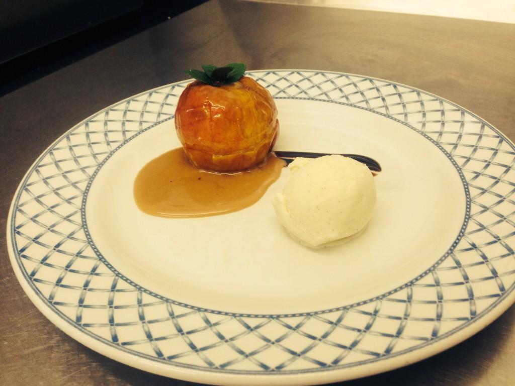 rob_paine87's tweet photo. @chapterarms new dessert baked garden apple with caramel sauce and vanilla ice cream #food #pub #kent #Canterbury http://t.co/XXNaJ1RN97