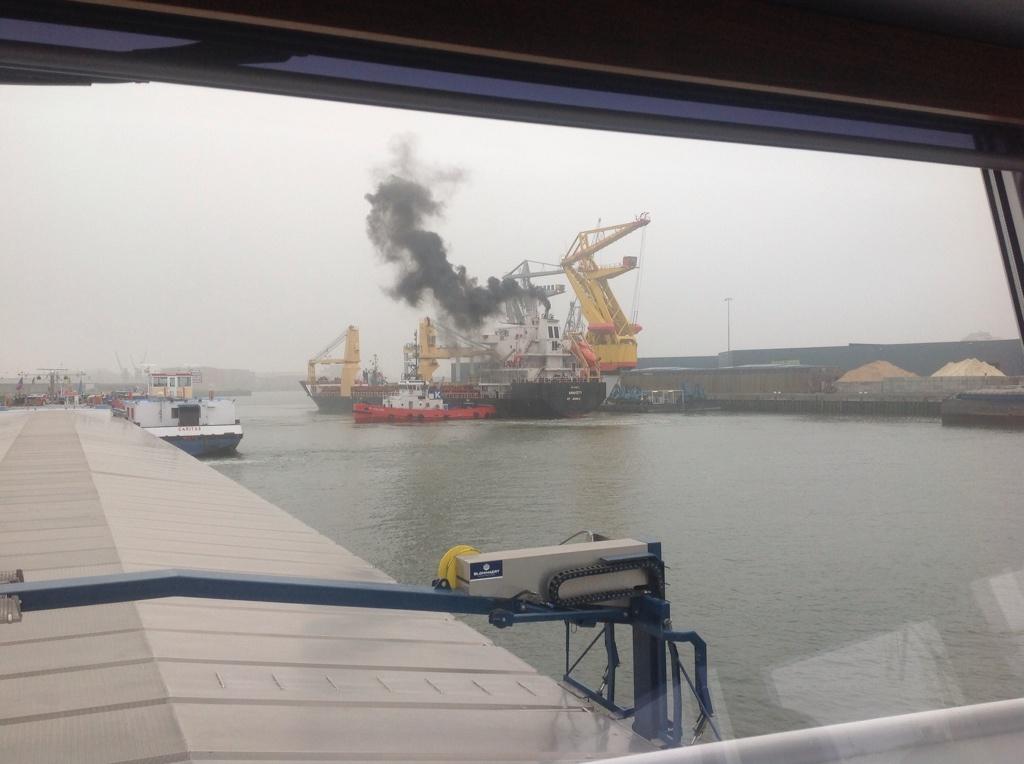 Gelukkig maar dat wij walstroom en snelheidsbeperking hebben om het te compenseren #binnenvaart