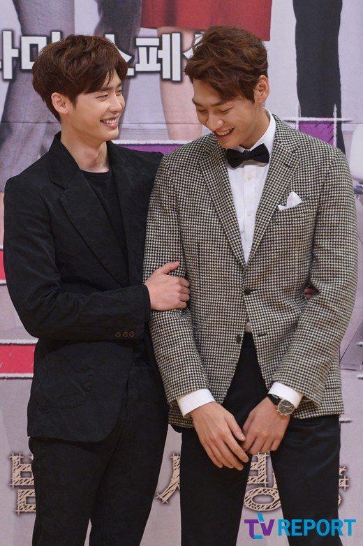 TheDramaKorea's tweet photo. Lee Jong Suk &amp; Kim Young Kwang di konferensi pers drama SBS "Pinocchio" hari ini. Ketika tiang listrik bertemu~ http://t.co/upOVE4aP8n