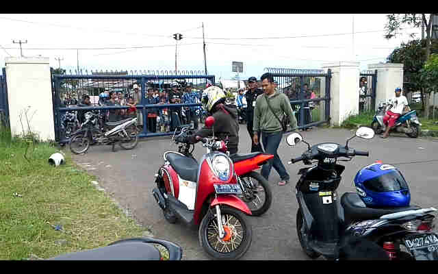 Sejatinya jiwa kami ada di panasnya aspal jalanan dan landainya tikungan apex ! Wilujeung sonteun baraya :)) #adm3