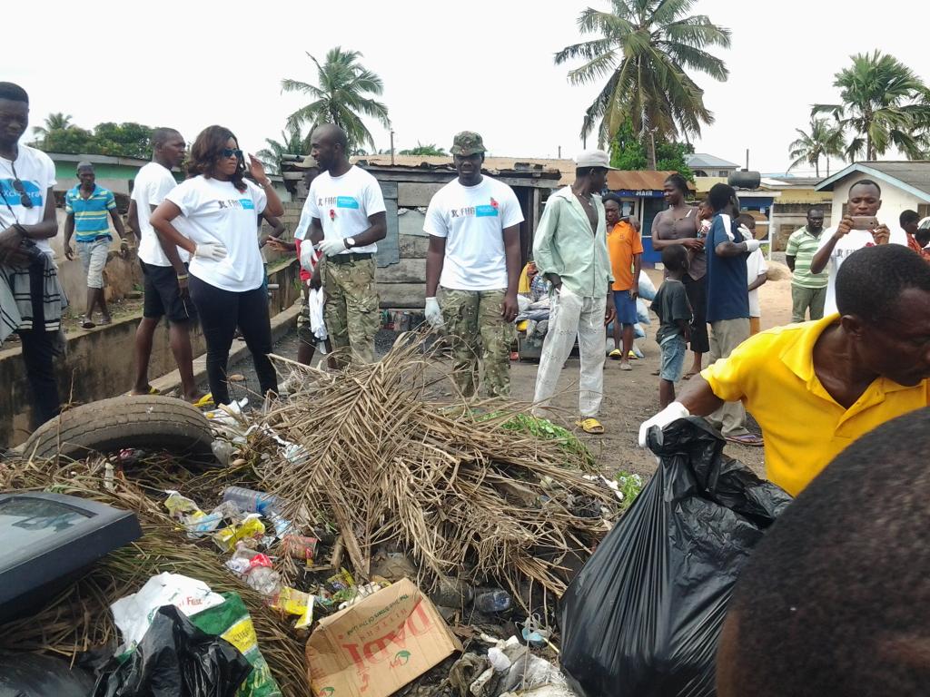 BlarneyBenjamin's tweet photo. It's happening now ! Join @Joselyn_Dumas and @ForcesHelpGhana as they clean #Kotobabidown #keepcleangh http://t.co/HYVzdHkD3t