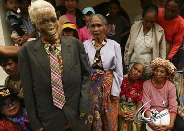 Endonezya Sulawesi'de ölüler her 3 yılda bir mezarlarından çıkartılıp yeni giysiler giydirilerek kasabada gezdirilir.