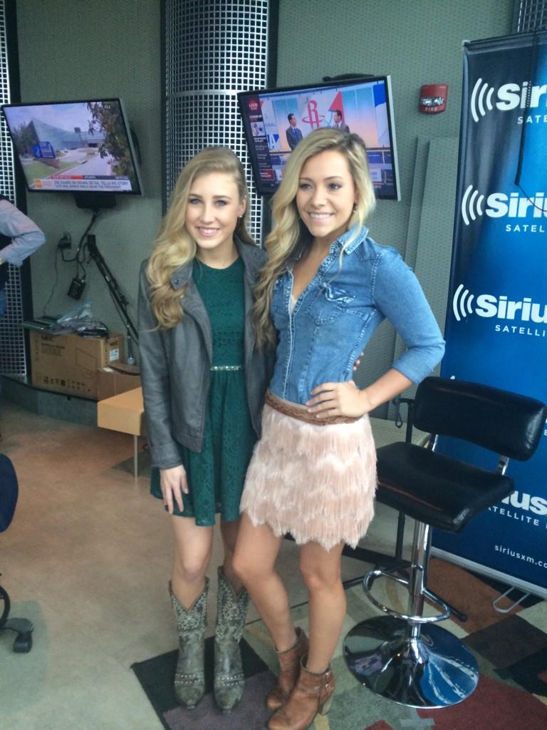 AmbiantEvents's tweet image. Met 2 fab singer/songwriters this wk in Nashville @SiriusXM "The Highway" radio show w/Storme Warren..#MaddieandTae !