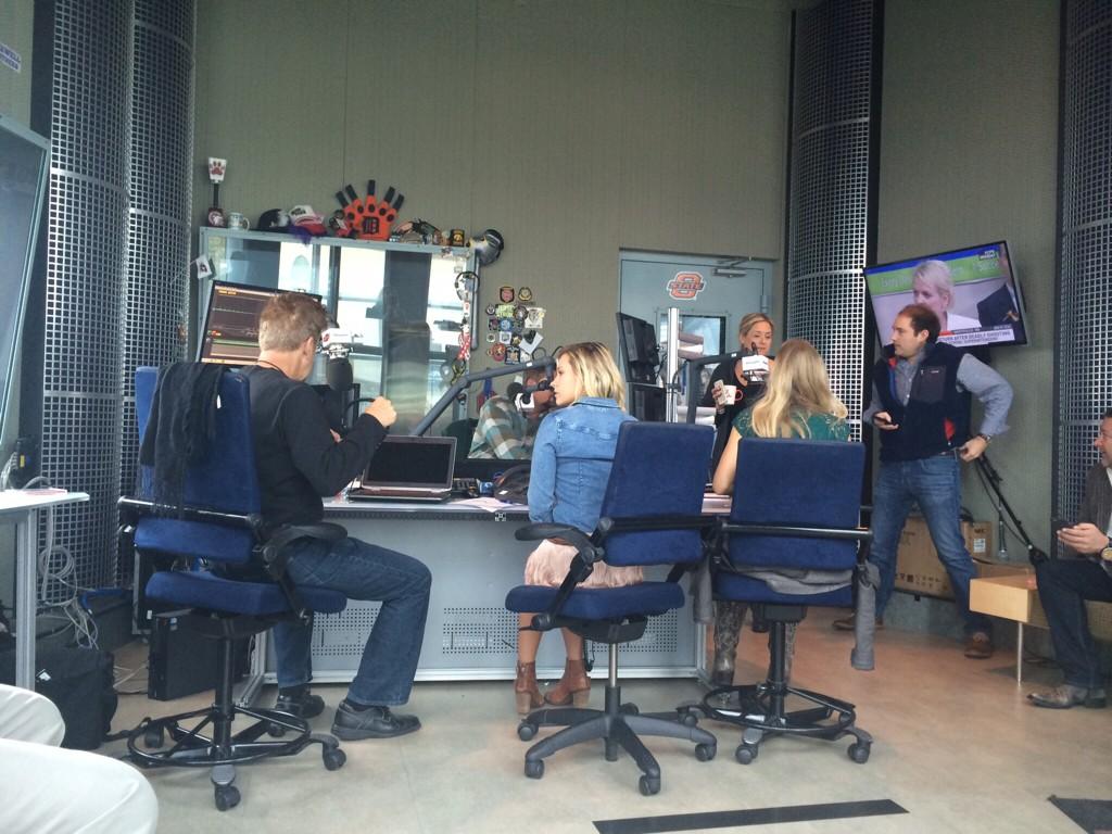 AmbiantEvents's tweet image. Met 2 fab singer/songwriters this wk in Nashville @SiriusXM "The Highway" radio show w/Storme Warren..#MaddieandTae !