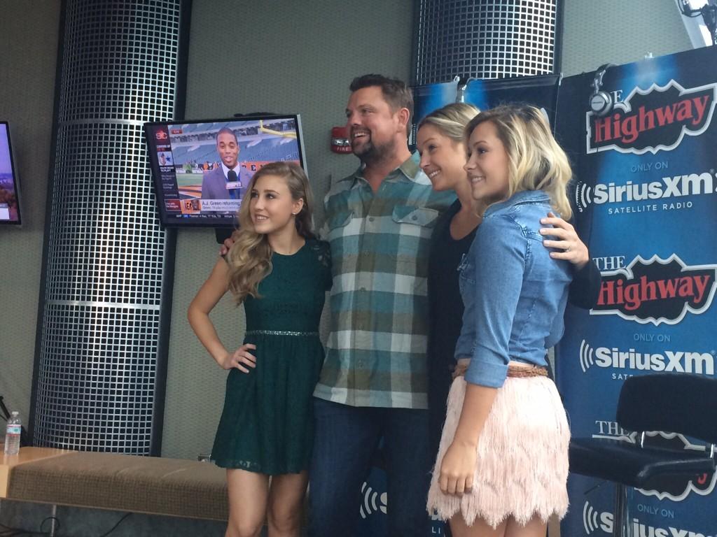 AmbiantEvents's tweet image. Met 2 fab singer/songwriters this wk in Nashville @SiriusXM "The Highway" radio show w/Storme Warren..#MaddieandTae !
