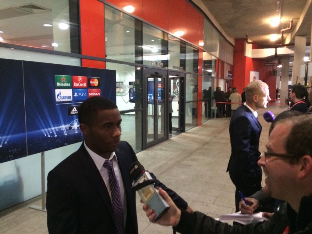 EdgarMakanga's tweet photo. #ARSAND @AKawaya38 face à la presse en mixed zone, après le thriller entre #Arsenal et #Anderlecht ! #RSCA #Kawaya http://t.co/H6I4voOSCA