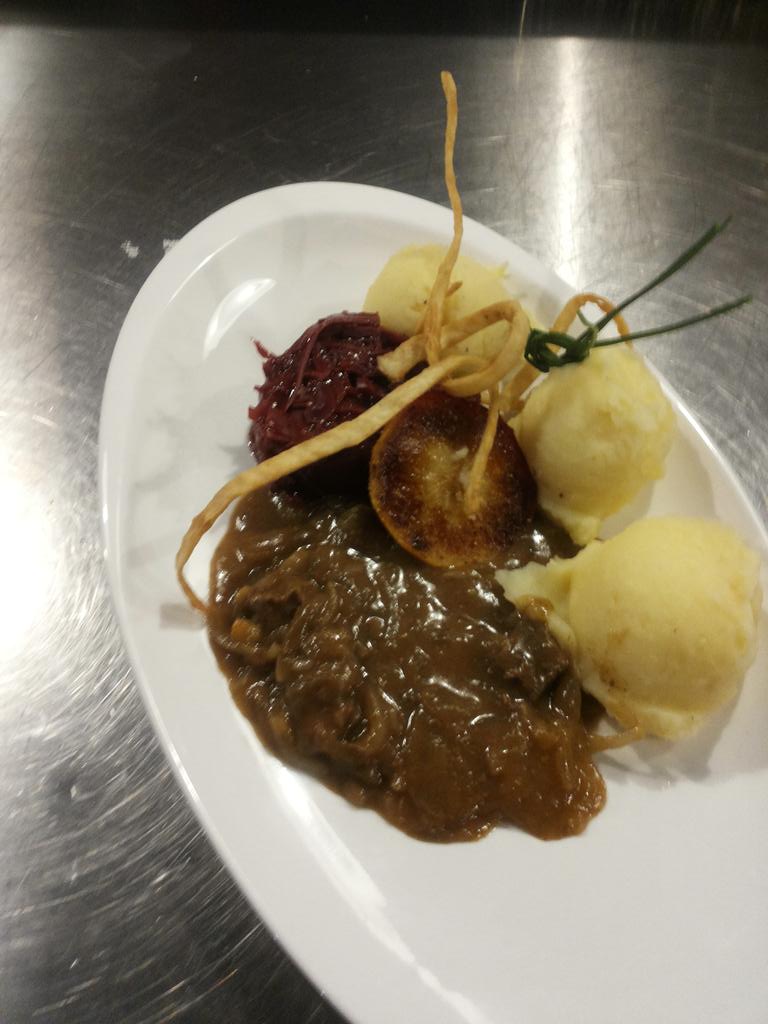 Hollands dagschoteltje
Hachee,aardappelmousseline ,rode kool  5spices , geconfijte appel
€6,50 <a href="/Sportsbar_Gro/">Sportsbar Groningen</a>