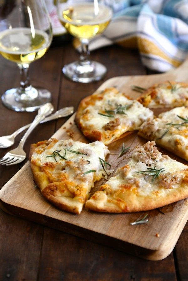 molinipivetti's tweet photo. Un aperitivo di pizza al #kamut e #zucca con groviera ed erbette e un buon vino bianco!Buona serata da #molinipivetti http://t.co/PzVOumZTc3