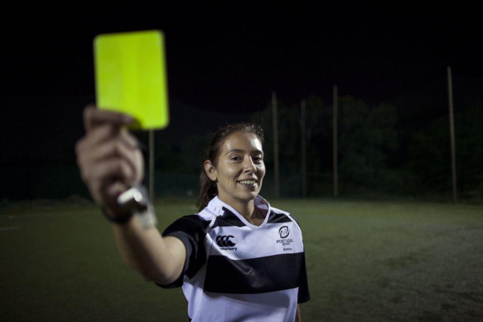 SportSocialClu6's tweet photo. El mejor árbitro de rugby se llama ¡Filipa! 
“¿Quién de vosotros me ha agarrado los pechos?”
http://t.co/fLEr3O9h21 http://t.co/ymK40yBIQS