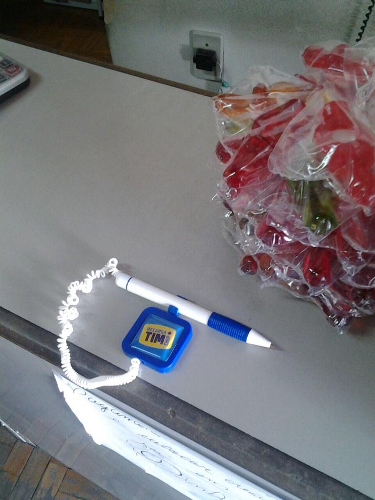 toledo_tim's tweet photo. PDV Curva A tem caneta balcão no check out! #FOCONOFORECAST vamos entregar 👊👊👊👊 http://t.co/0ZTHI6HtEx