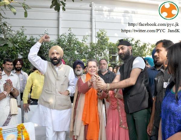 PYC_JandK's tweet photo. On the occassion of #Gurupurab today, Congress President Smt. Sonia Gandhi met a delegation of Sikhs in Delhi today http://t.co/HBy4HLHgKX