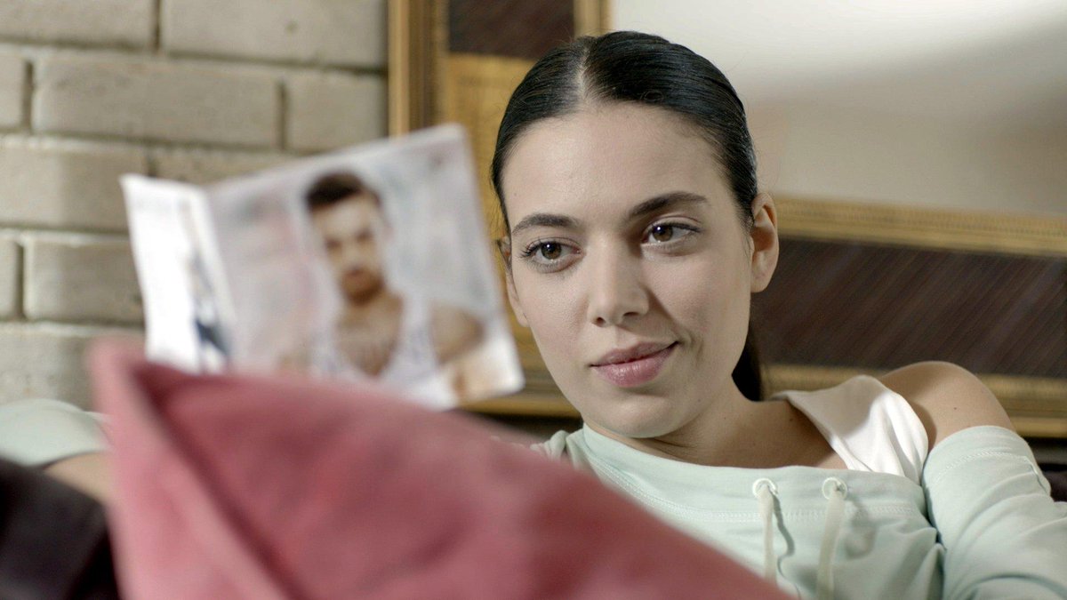 "O bir star, ben ise sadece bir öğretmenim."
Yeni fragmanımızı izlemek için tıklayın:
startv.com.tr/dizi/sil-bastan