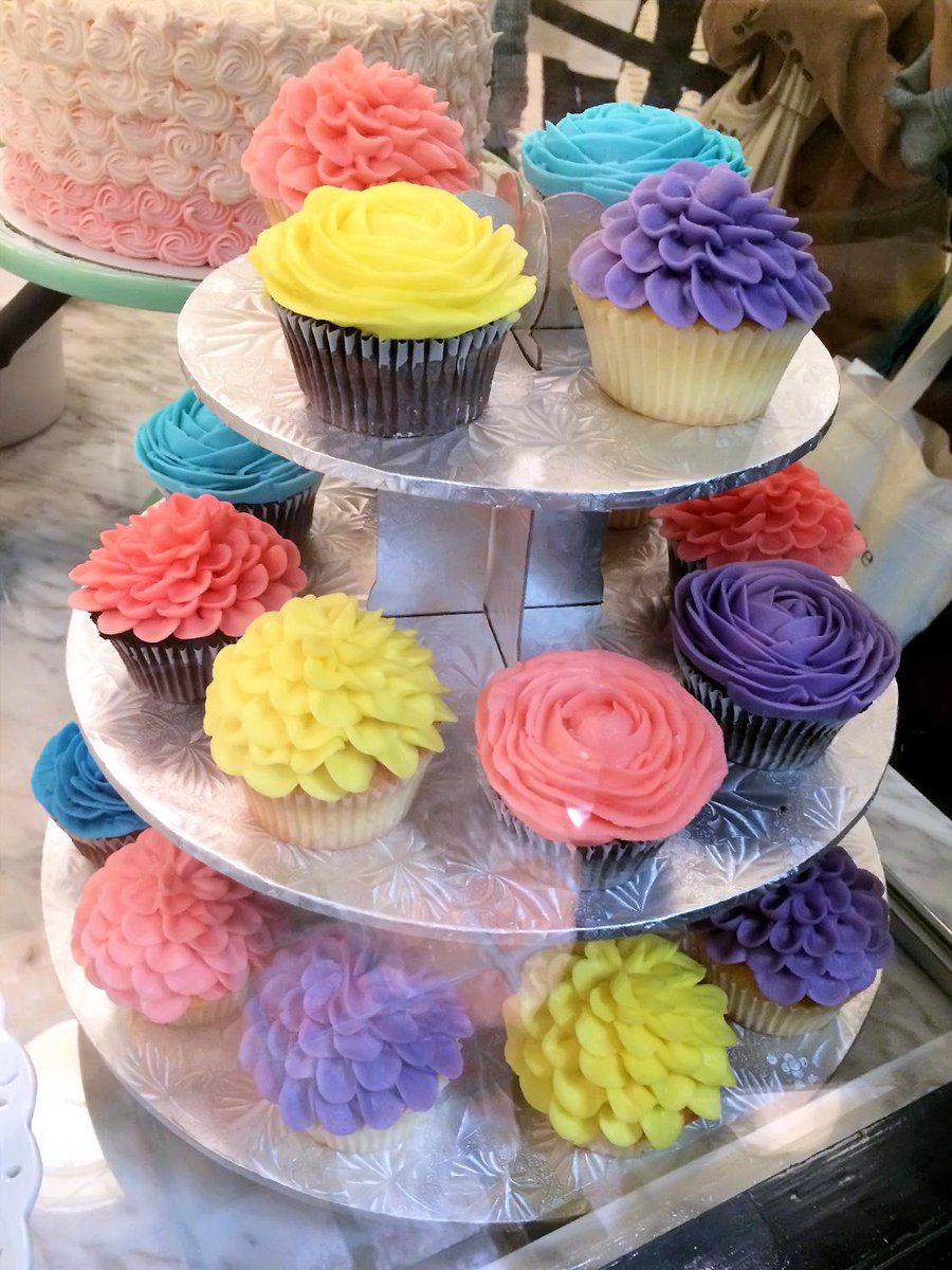 Tokyo Fashion Magnolia Bakery In Harajuku Has Colorful Flower Cupcakes This Month マグノリアベーカリー 原宿 Http T Co Ube1jhr02k