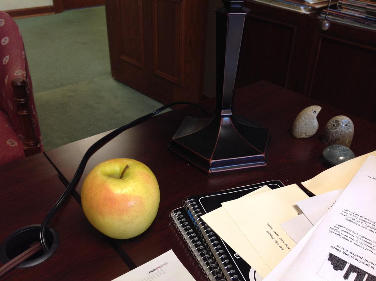 CaraModisett's tweet image. Lunch: A Virginia orchard apple on my desk at @HolyCMemphis. The scent of Shenandoah Valley fall. #missingmountains