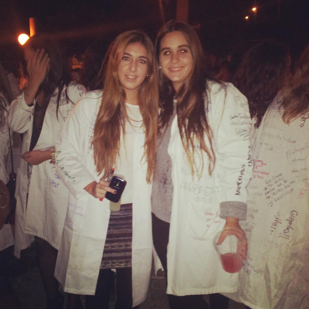 Carmen_Ruizz's tweet photo. "@anaros21: Noche de batas inolvidable. Vivan los enfermerooooos!!! 🏥💞😻 http://t.co/y4N7fb5jl5"