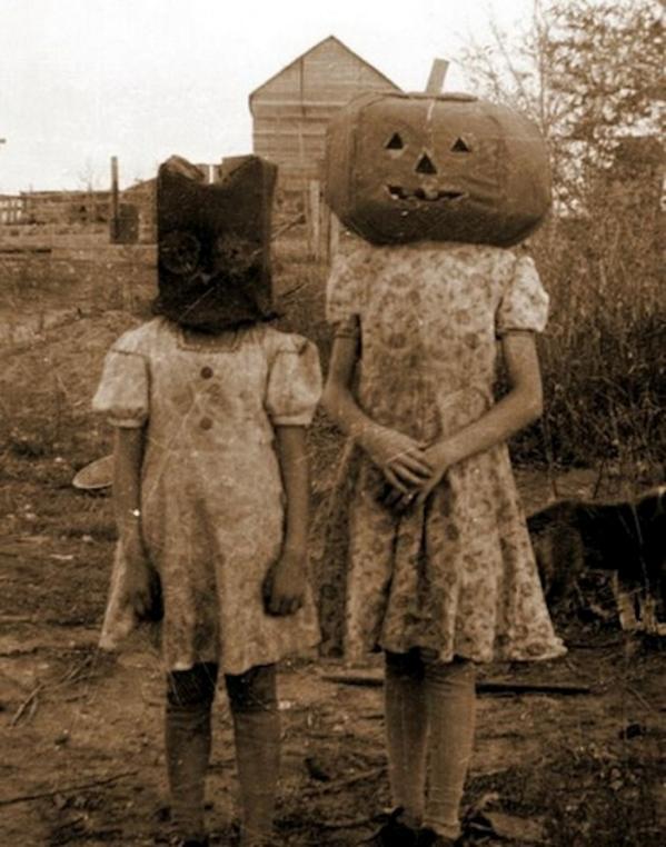 HandpickedPics's tweet photo. Terrifying vintage Halloween costumes in pictures, gallery via @guardian http://t.co/KcnxCMhXFb (via @MediaSpaceLDN) http://t.co/fmH1bbp1SL