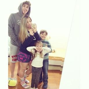 GuilhermeAlex__'s tweet photo. Tarde boa com os primos e com a momo! #Bagunça #Gordices #Filme etc. Amo vocês ♥ http://t.co/1cG2q7swo4