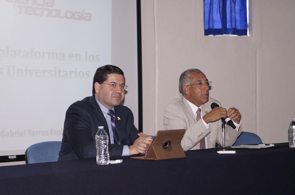 CUSur_UdeG's tweet photo. Internet, el protagonista de la convergencia mediática: @Gabriel_TorresE en la @fecyt_cusur http://t.co/aX6owLmWLI http://t.co/ZXO3AYhSsV